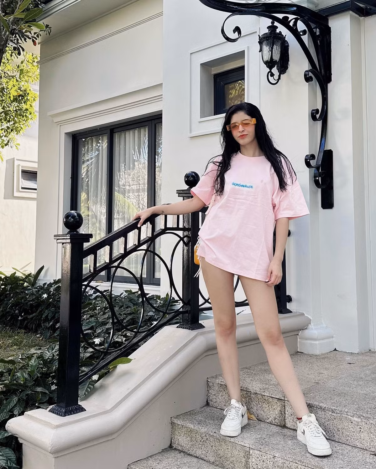 Hiện tại, hot girl An Tây duy trì chiều cao 1,75m cùng số đo 3 vòng 82-60-90 (cm) nên không có lý do gì cô không “khoe” nó ra.