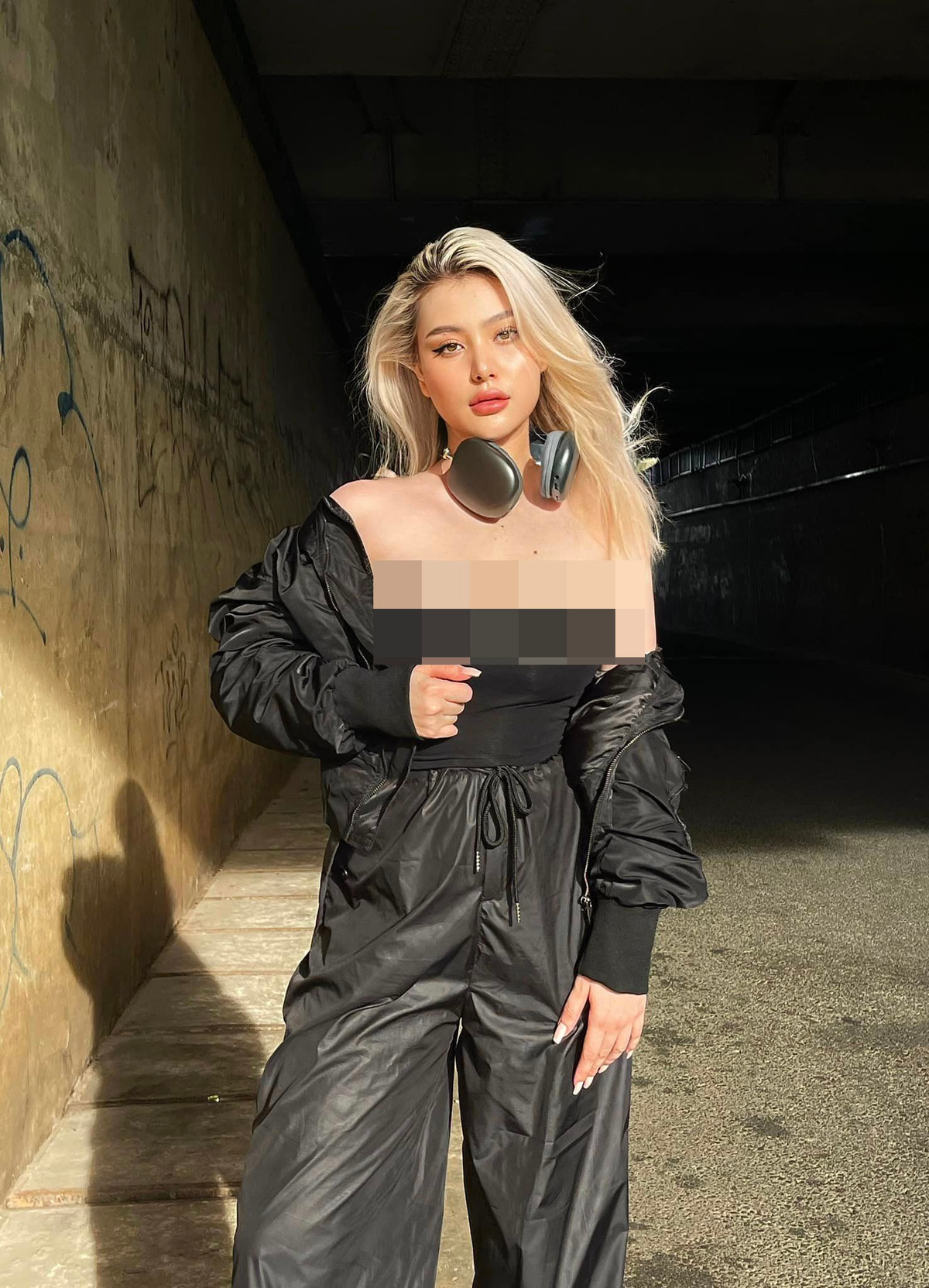 Dù cho đã giấu mặt nam chính nhưng với bộ vest lịch lãm hay chiếc đồng hồ hiệu trên tay thì cư dân mạng cũng cho rằng chồng của hot girl này có lai lịch chẳng phải dạng vừa. Ảnh: Tổng hợp