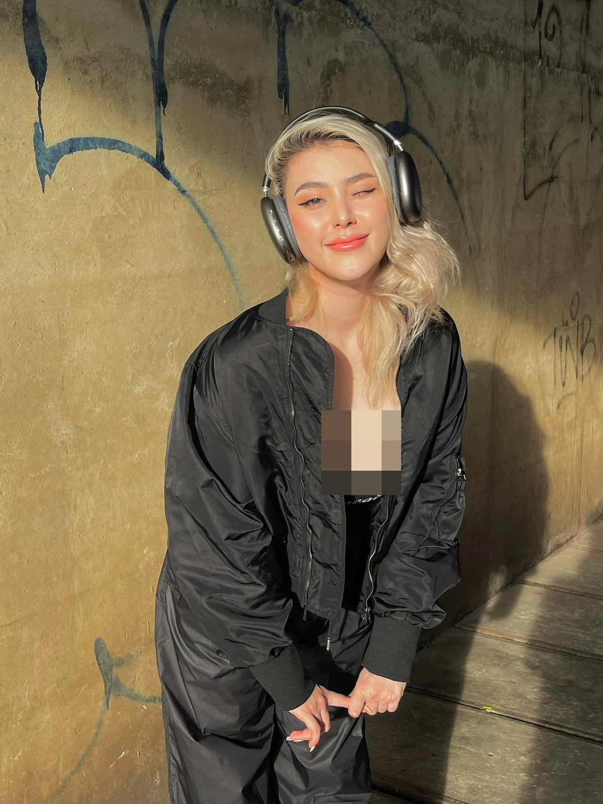 Thời điểm thông báo mang thai, nội ngoại hai bên đều hạnh phúc và mừng rỡ, mẹ chồng cô còn "rơm rớm nước mắt". Tuy nhiên, đây vẫn là thời điểm ảnh hưởng bởi dịch bệnh nên chưa thể tổ chức đám cưới.