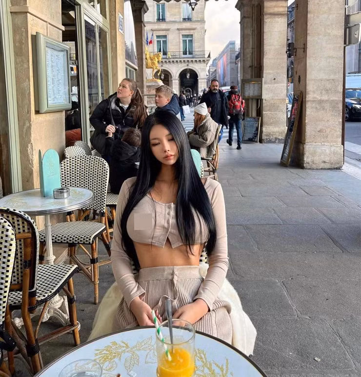 Những ngày qua, cộng đồng mạng Trung Quốc và Hàn Quốc không khỏi tò mò khi một hot girl người Hàn Quốc có tên Baek Si Young sở hữu khuôn mặt hao hao ngôi sao hàng đầu Cbiz - Angela Baby.