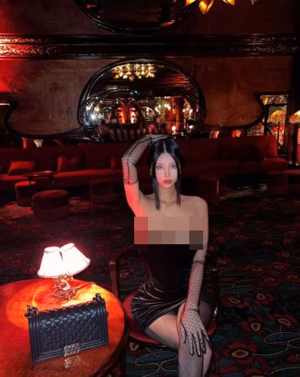 Tuy nhiên so sánh hình ảnh trước đây và hiện tại có thể thấy gương mặt của nàng "hot girl ngực khủng" này hoàn toàn khác lạ.
