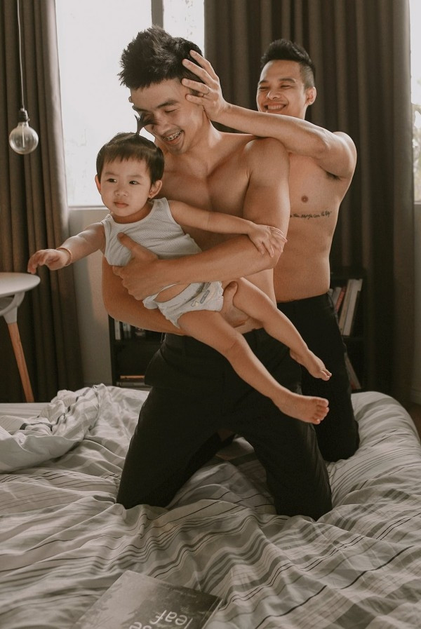 Chuyện tình của cặp đồng tính nam Bùi Ngọc Việt – Nguyễn Trọng Tân cũng từng gây “sốt” mạng xã hội khi cả hai quyết định về chung một nhà.