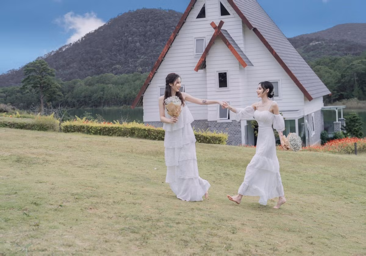 Cặp đôi Jin - Xíu, một trong những cặp đôi LGBT nổi tiếng trên mạng xã hội hết lần này đến lần khác khiến cộng đồng mạng phải trầm trồ vì dung nhan tuyệt đỉnh của cả hai.