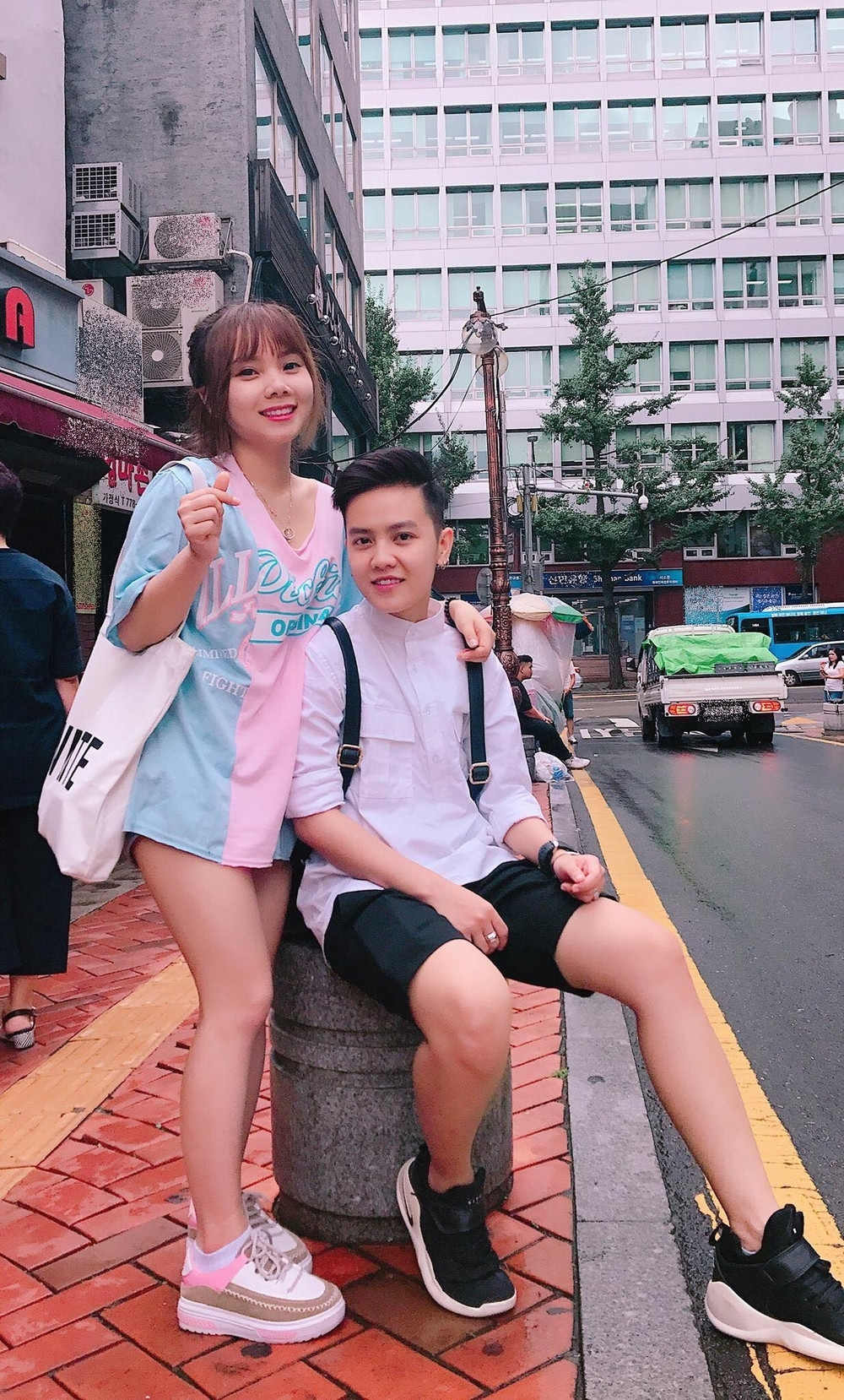 Trong cộng đồng LGBT Việt Nam, cái tên Tô Trần Di Bảo không còn xa lạ. Tomboy từng khá nổi tiếng với ngoại hình thu hút, giọng hát ngọt ngào, đặc biệt là chuyện tình cảm của Di Bảo từng gây chú ý lớn trên mạng xã hội.