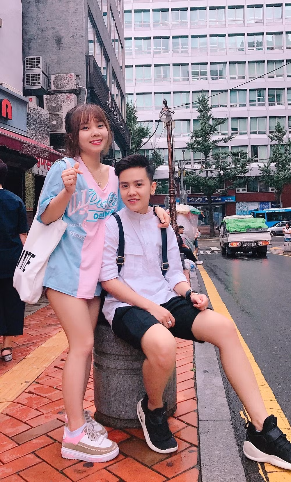 Trong cộng đồng LGBT Việt Nam, cái tên Tô Trần Di Bảo không còn xa lạ. Tomboy từng khá nổi tiếng với ngoại hình thu hút, giọng hát ngọt ngào, đặc biệt là chuyện tình cảm của Di Bảo từng gây chú ý lớn trên mạng xã hội.