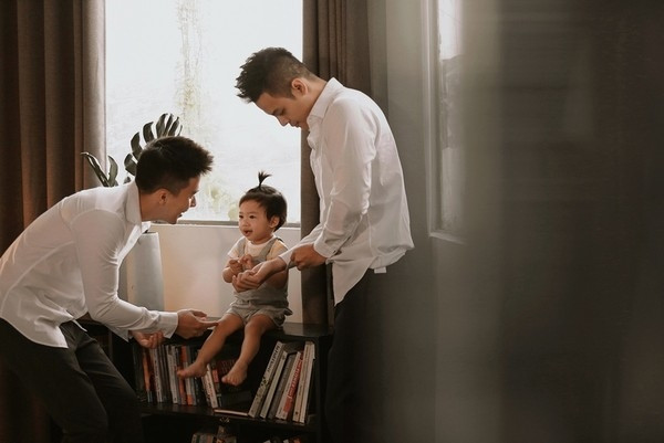 Niềm hạnh phúc càng nhân đôi khi cặp vợ chồng trẻ nhận nuôi bé Hannah. Từ khi Hannah xuất hiện, Ngọc Việt và Trọng Tân càng cảm nhận rõ nét hơn về một tổ ấm gia đình.