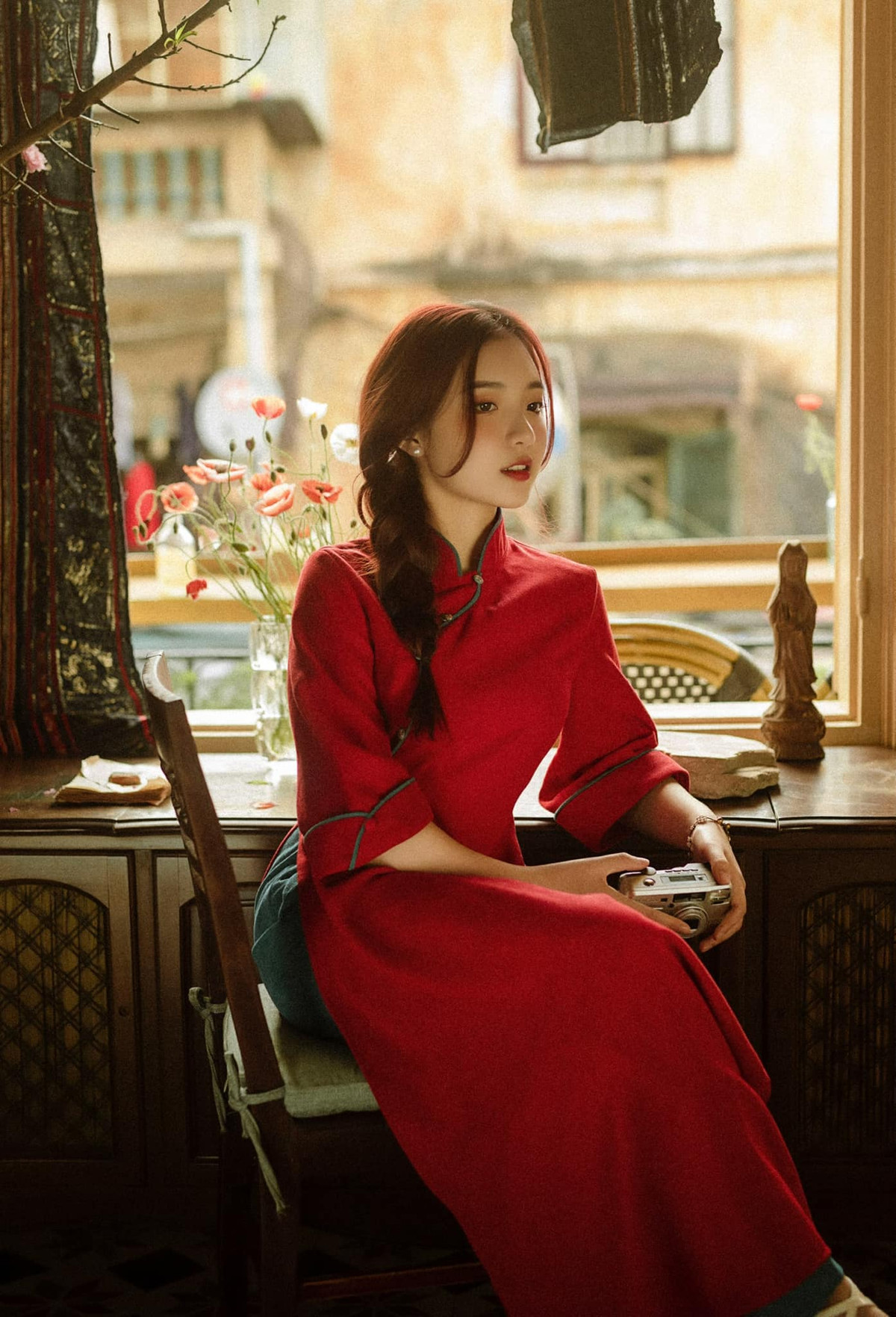 Vừa qua, hưởng ứng không khí Tết đến xuân về, nữ MC Phương Thảo đã đăng tải loạt ảnh tinh khôi, trong trẻo tựa "nàng thơ" trong bộ áo dài màu đỏ.