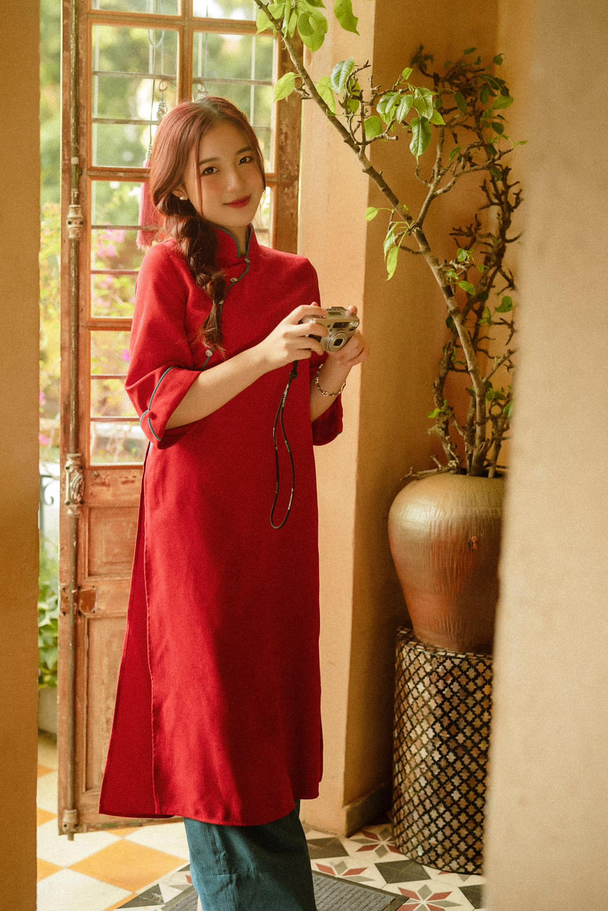 Đặc biệt, thần thái lộng lẫy, khí chất ngút ngàn với nụ cười "toả nắng" cũng giúp MC Phương Thảo "ghi điểm" với đông đảo cư dân mạng.