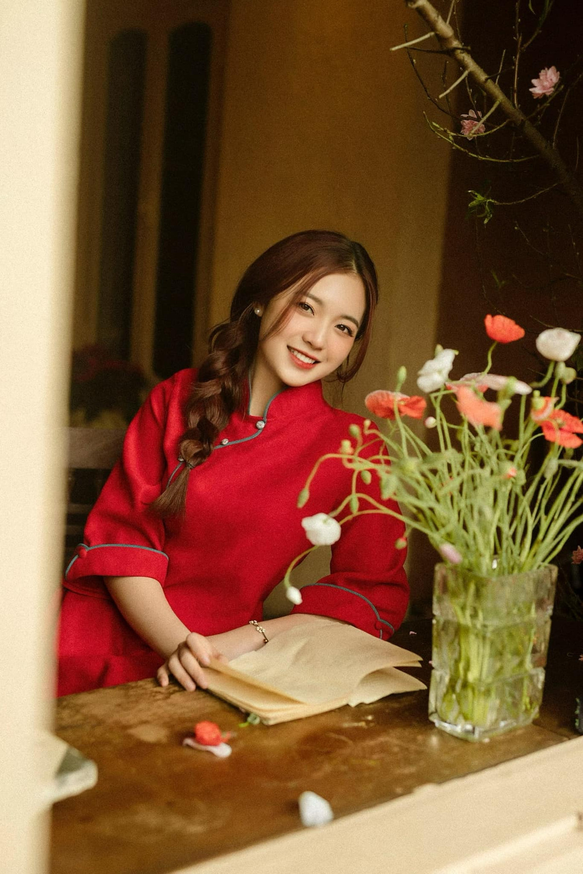 Qua hình ảnh được đăng tải, nữ MC xinh đẹp khiến nhiều người xuýt xoa, khen ngợi bởi nhan sắc "cực phẩm".