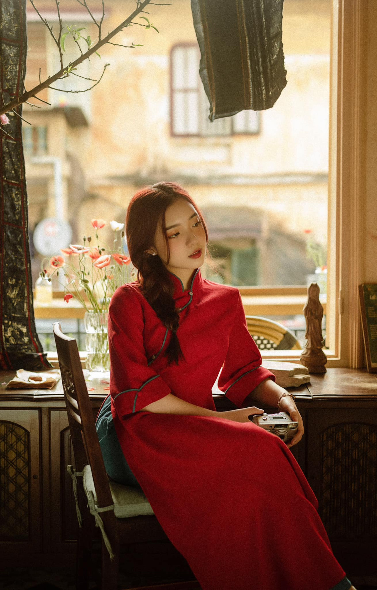 Có thể thấy, bên cạnh lối dẫn dắt tự nhiên duyên dáng, phong thái tự tin, chuyên nghiệp, nhan sắc lộng lẫy, rạng ngời chính là điều giúp cô sở hữu được lượng người hâm mộ đông đảo.