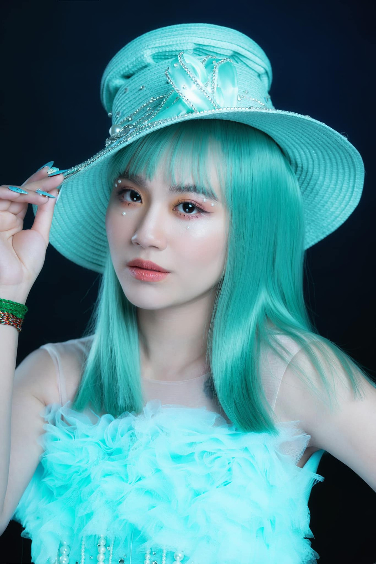 Cư dân mạng tò mò không rõ Linh Miu có xem lại video trước khi đăng tải và phát hiện mình bị hớ hênh hay không?