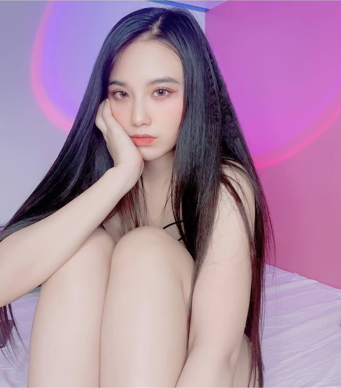 Linh Miu tên thật Vũ Mỹ Linh, sinh năm 1993 tại Hà Nam. Cô là người mẫu, diễn viên và là hot girl của showbiz Việt Nam.