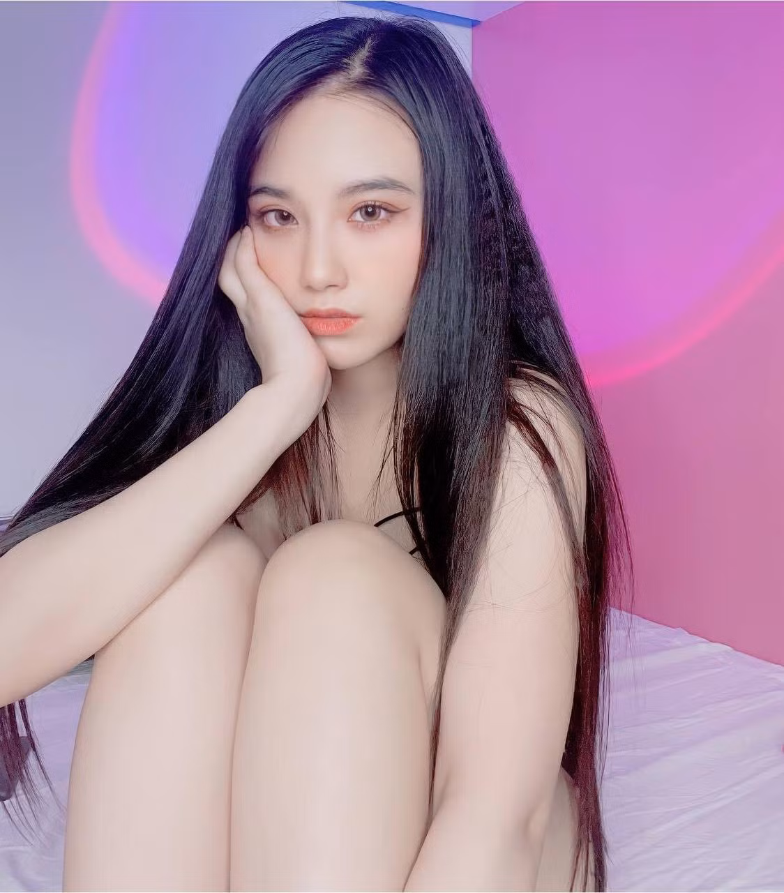 Linh Miu tên thật Vũ Mỹ Linh, sinh năm 1993 tại Hà Nam. Cô là người mẫu, diễn viên và là hot girl của showbiz Việt Nam.