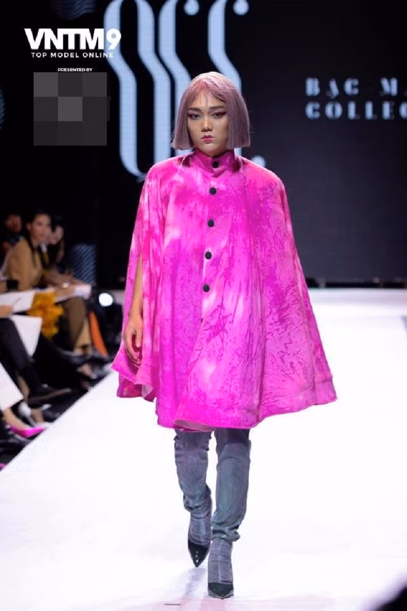 Trước đó, Phạm Thoại từng có cơ hội làm quen với sàn runway khi tham gia casting cho mùa giải Vietnam's Next Top Model 2019. Tuy nhiên, như mọi khi, anh chàng bị nhận xét khá "ô dề" và chưa có thần thái sang trọng của một người mẫu chuyên nghiệp.