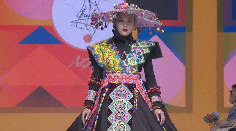 Tuy nhiên, màn catwalk trong bộ trang phục này của Phạm Thoại lại gây ra khá nhiều tranh cãi. Đa số cho rằng anh làm tốt phần thần thái song kỹ năng catwalk lại chưa ổn định dẫn đến chưa để tôn lên hết vẻ đẹp của bộ trang phục.