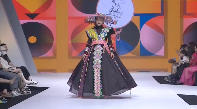 Một số cư dân mạng còn cho rằng anh chàng catwalk chẳng khác gì "như đi chợ".