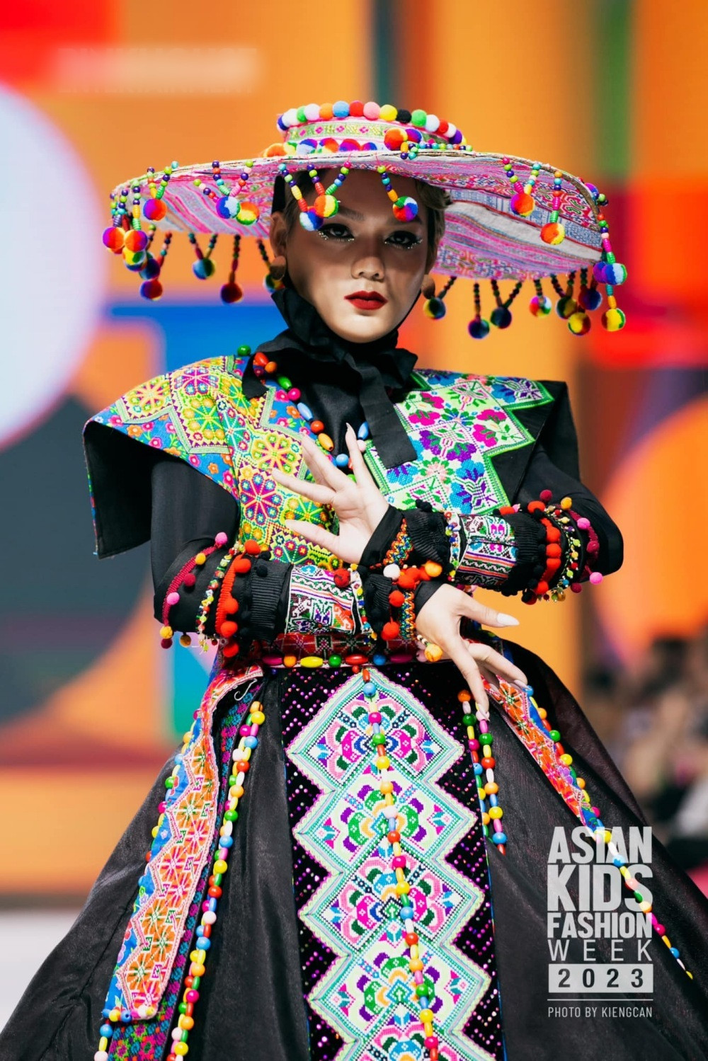 Lần này nam TikToker diện một bộ cánh lấy cảm hứng từ các họa tiết thổ cẩm và trang phục của người đồng bào dân tộc thiểu số. Không thể phủ nhận, thiết kế được Phạm Thoại diện vô cùng bắt mắt và thu hút sự chú ý của người xem.