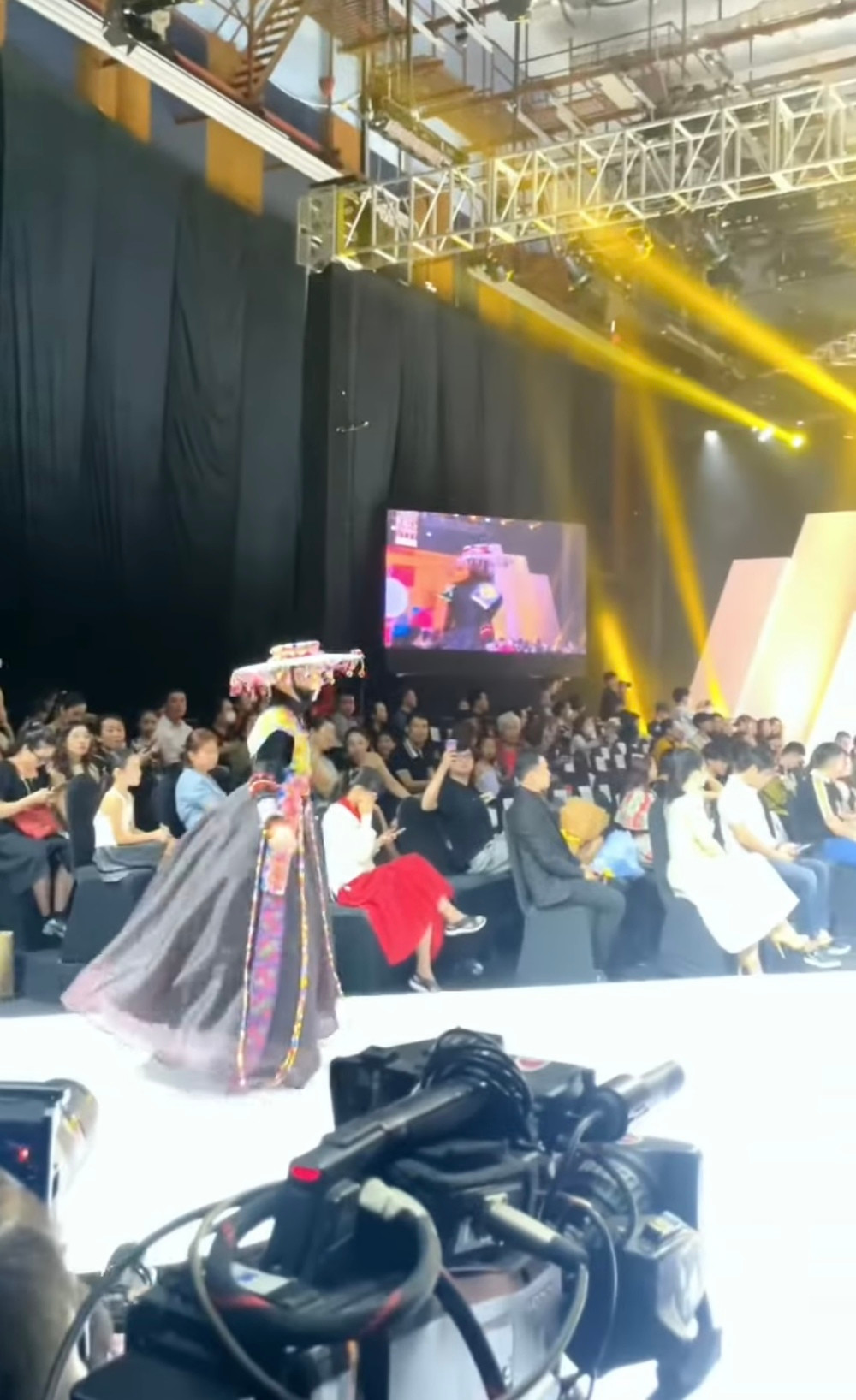 Phía dưới đoạn clip trình diễn của Phạm Thoại netizen "chán ngán" với màn catwalk này, TikToker này kiểm soát thần thái ổn song kỹ năng trình diễn lại chưa thuyết phục.