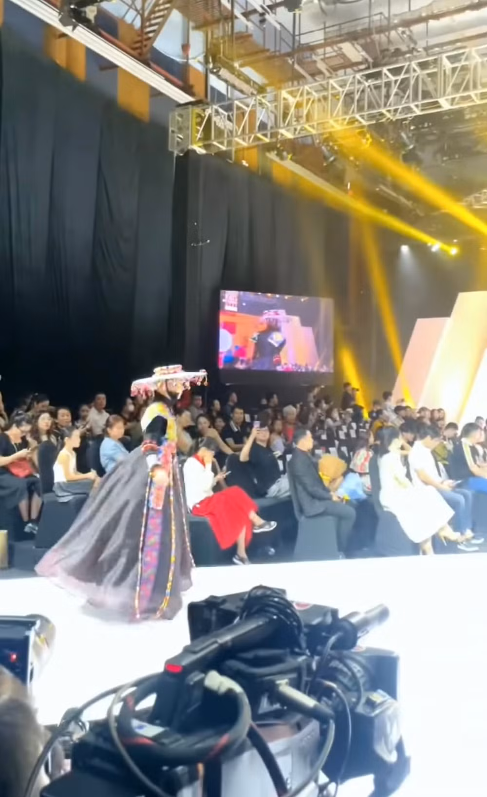 Phía dưới đoạn clip trình diễn của Phạm Thoại netizen "chán ngán" với màn catwalk này, TikToker này kiểm soát thần thái ổn song kỹ năng trình diễn lại chưa thuyết phục.