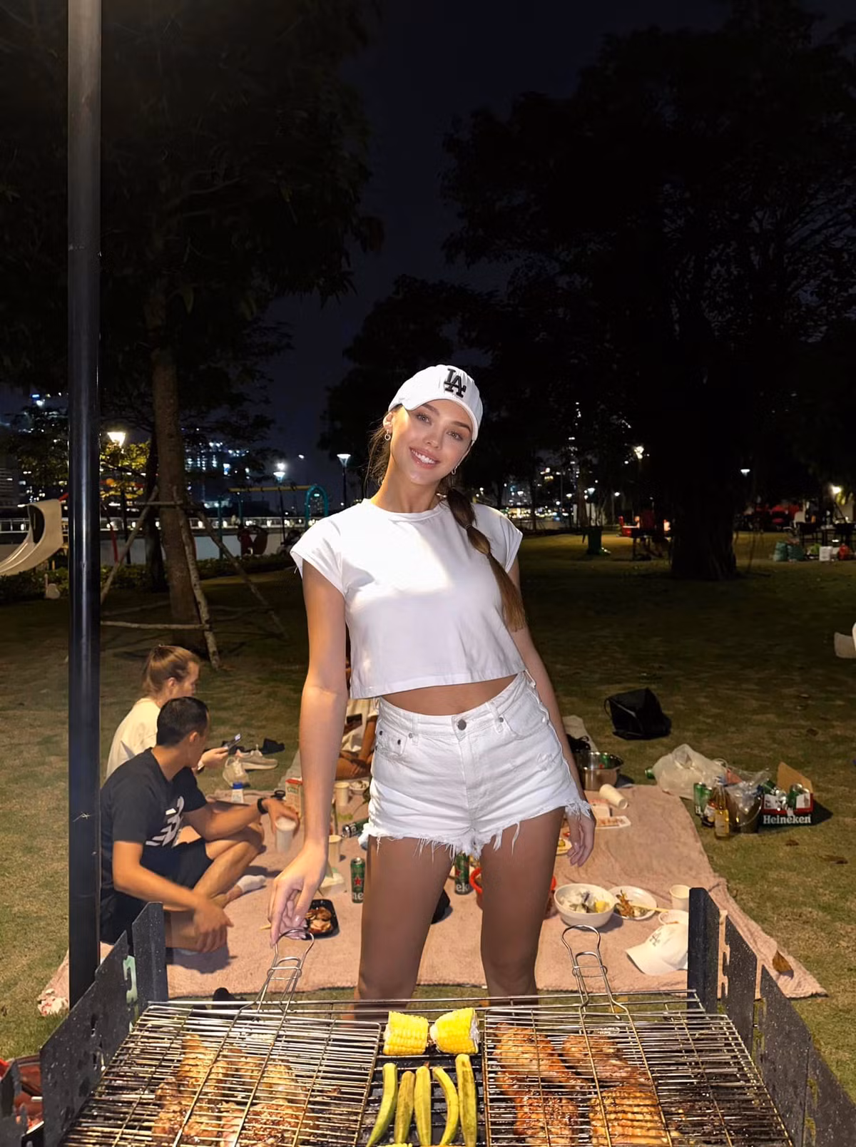 Từng theo đuổi phong cách trẻ trung năng động nhưng dạo gần đây, bà xã chàng thủ môn Bùi Tiến Dũng ưa chuộng thời trang gợi cảm khi ngày càng hở bạo.