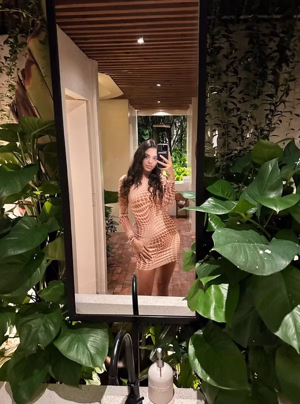 Hậu sinh con, người đẹp thậm chí chăm chỉ "lên đồ" gợi cảm hơn hẳn khi chưa có em bé.