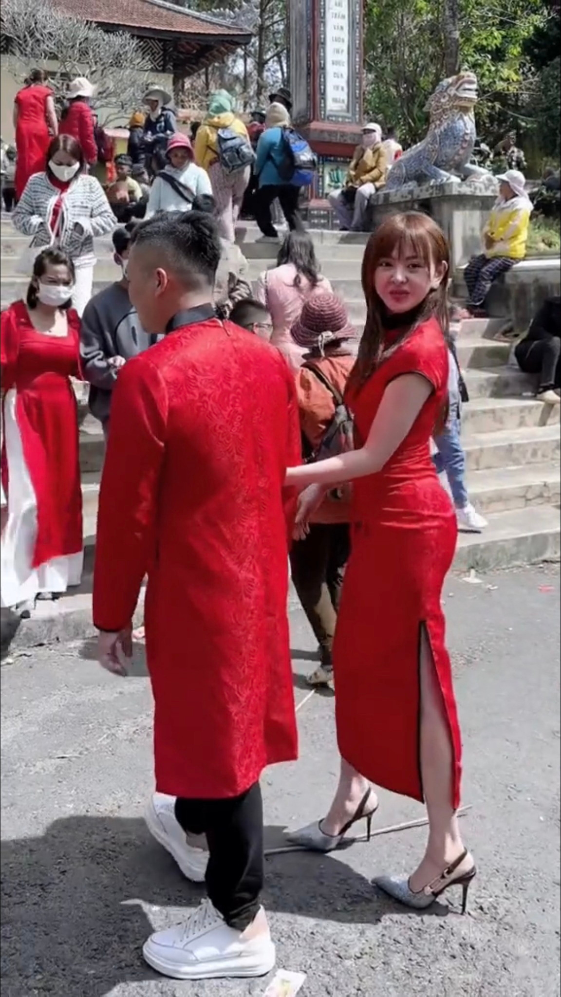 Trang Nemo mac do bo sat di chua dau nam gay tranh cai