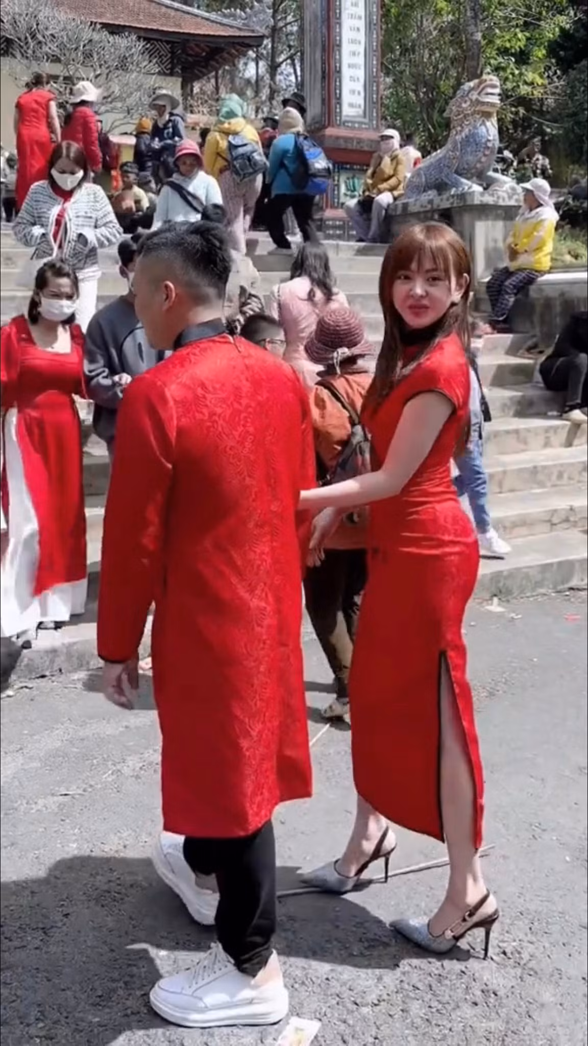 Trang Nemo mac do bo sat di chua dau nam gay tranh cai