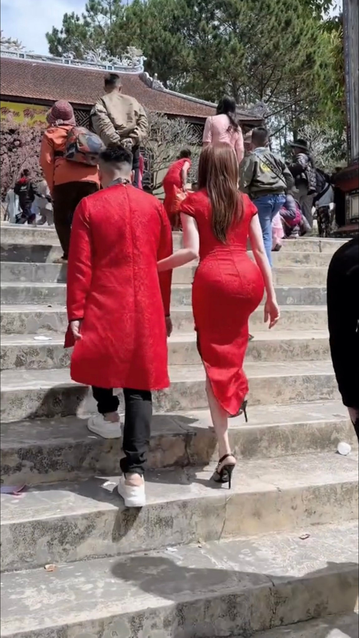 Netizen cho rằng việc hot girl thị phi chọn sắc đỏ may mắn du xuân là chuyện bình thường, chẳng hở hang hay xuyên thấu nhưng không phù hợp vì quá bó.