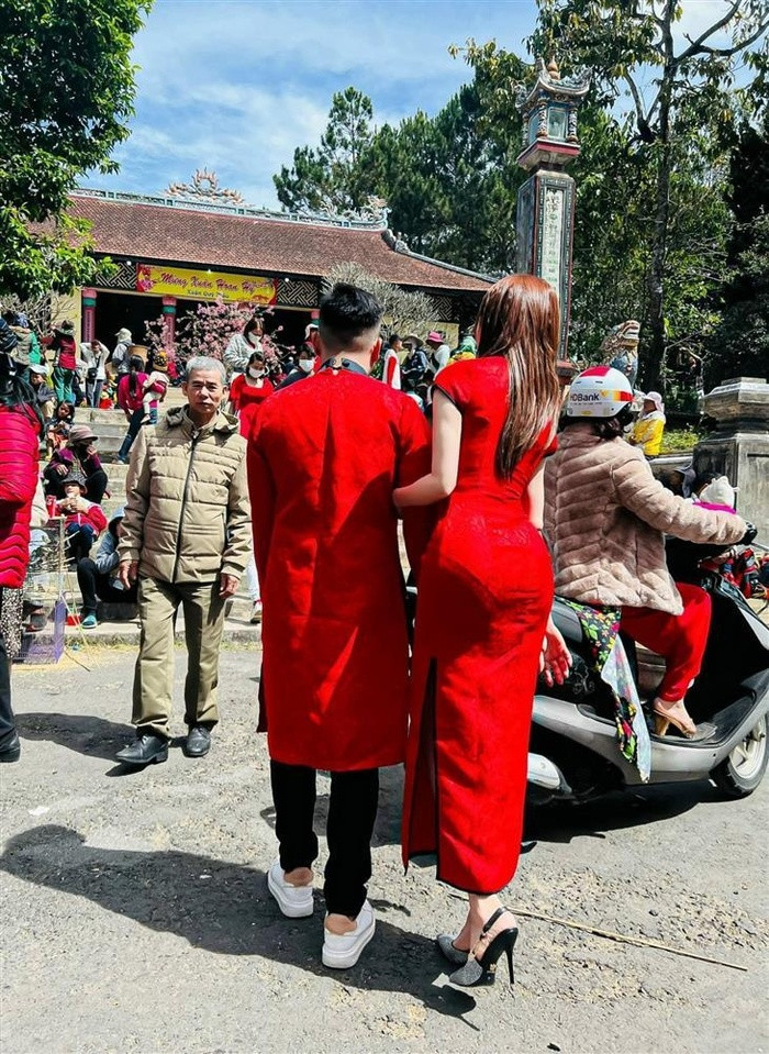 Trang phục phô phang bó chịt cơ thể còn khiến nội y của Trang Nemo hằn rõ lại càng phản cảm.