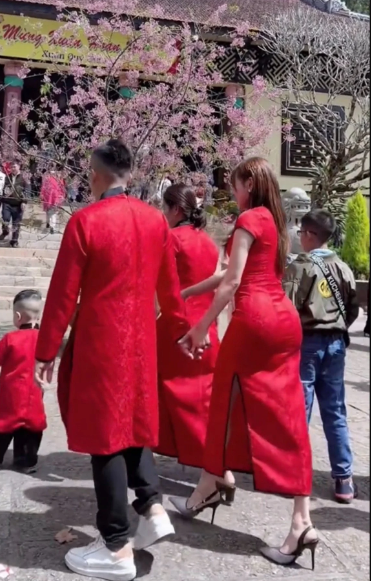 Nhiều người cho rằng outfit này của Trang Nemo chỉ hợp với việc đi chúc Tết, đi du xuân chứ không hề hợp với việc đi lễ chùa.