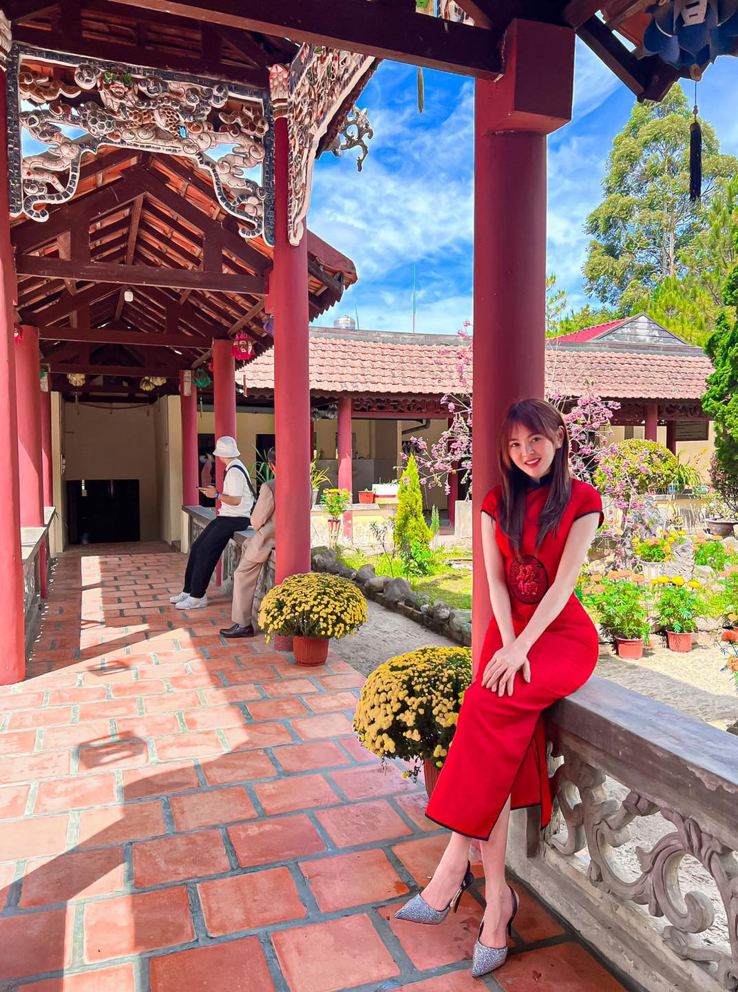 Mặc dù không có quy định rõ ràng nào về trang phục mặc khi đi chùa nhưng nên giữ gìn sự thanh tịnh, tránh những trang phục ngắn, hở hang khi đi chùa.