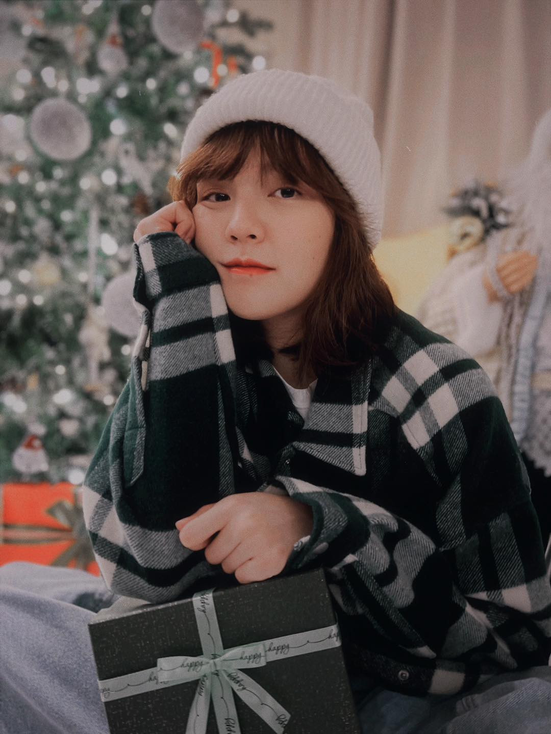 Trong khoảnh khắc này, Hải Tú lựa chọn trang phục khá đơn giản và cũng không trang điểm cầu kỳ.