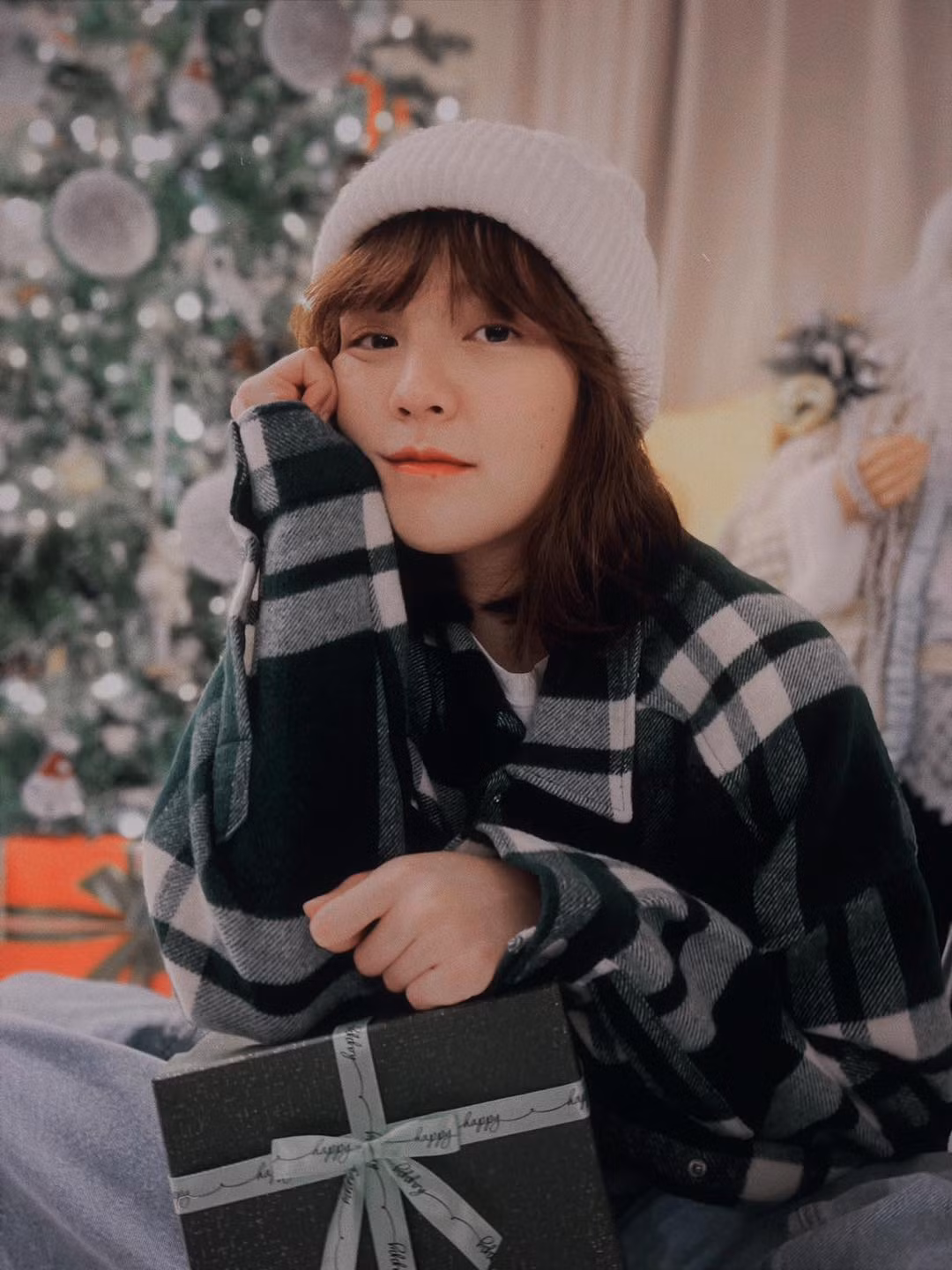 Trong khoảnh khắc này, Hải Tú lựa chọn trang phục khá đơn giản và cũng không trang điểm cầu kỳ.