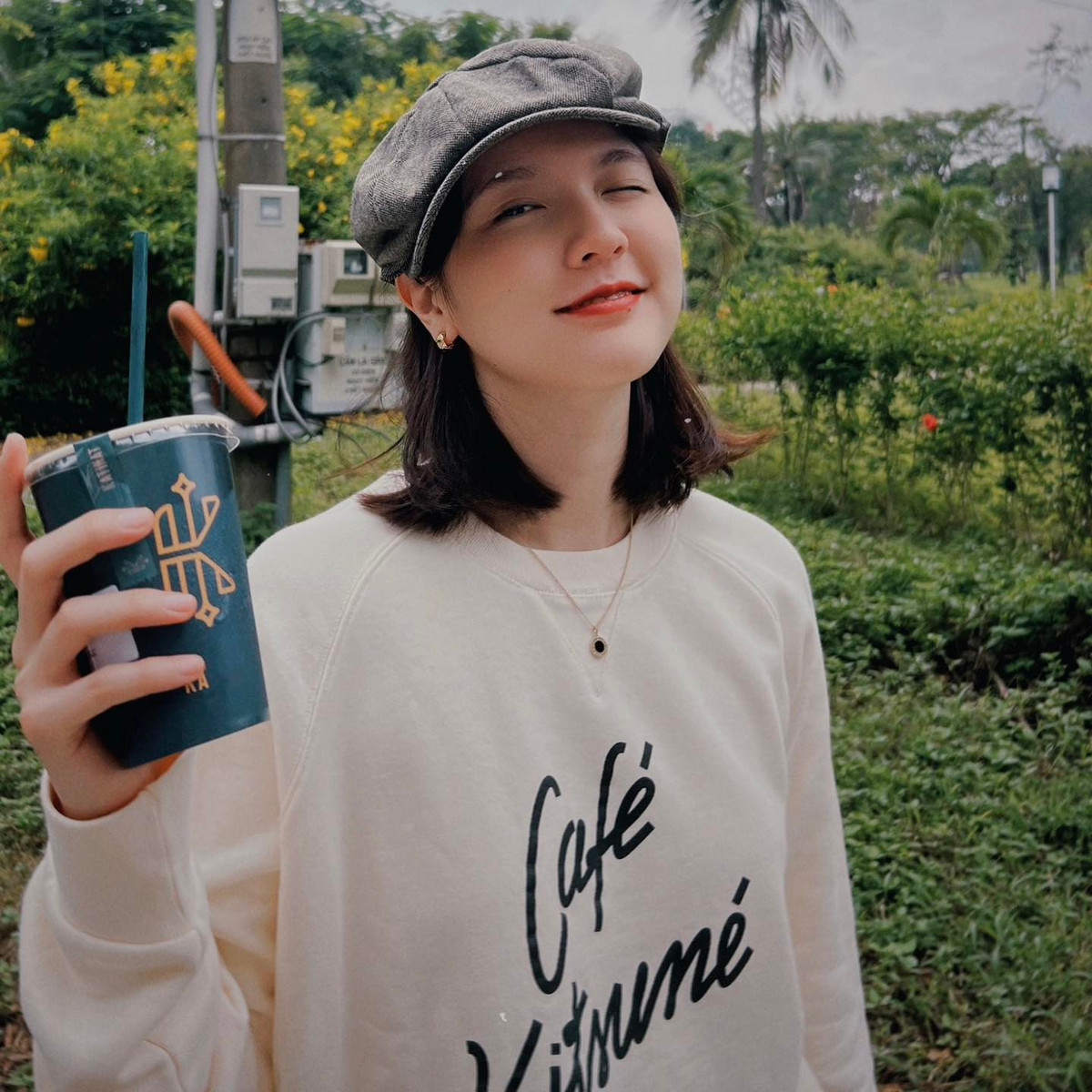 Ngắm nhìn khoảnh khắc này, chính sự nhẹ nhàng này lại càng khiến nụ cười của Hải Tú thêm nổi bật.