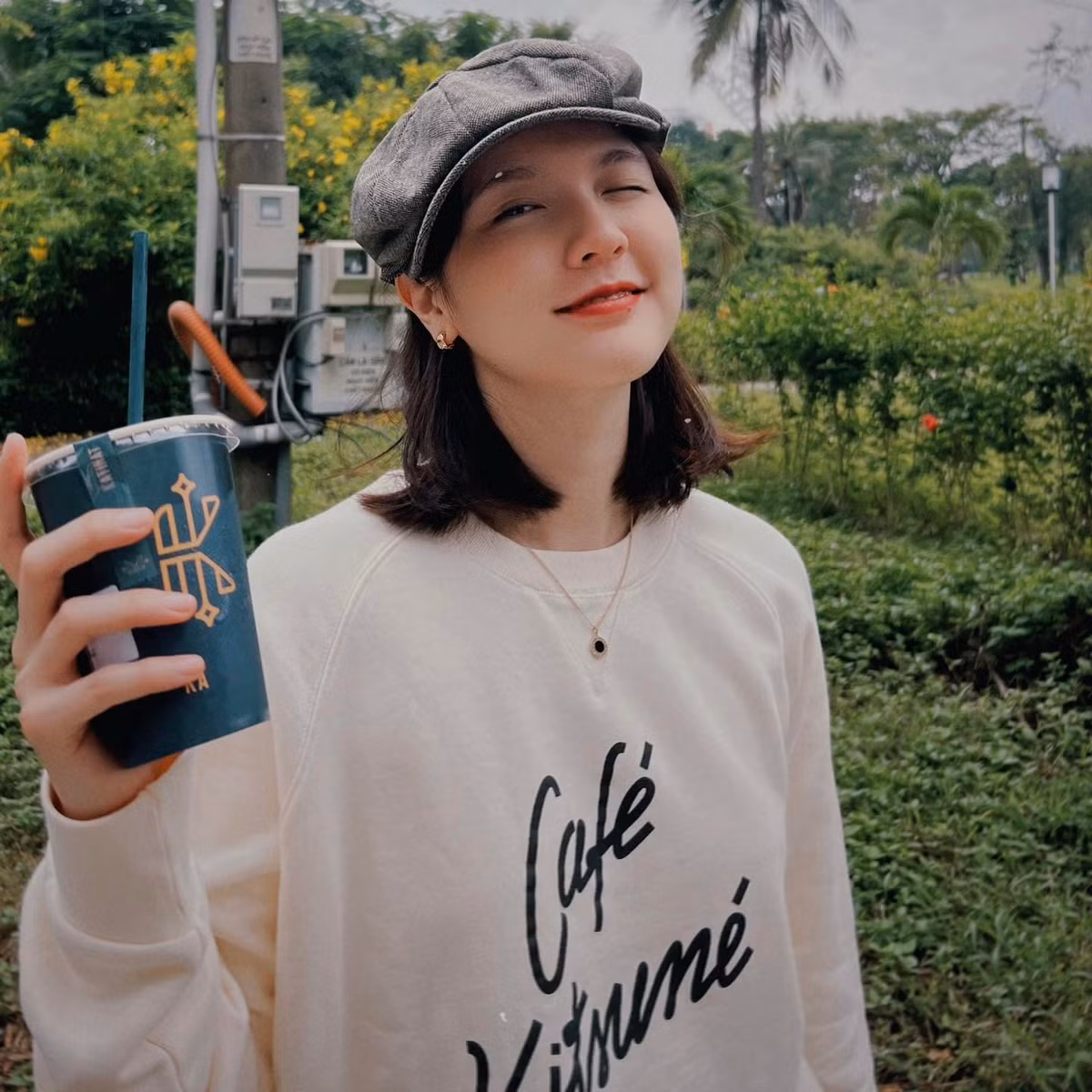 Ngắm nhìn khoảnh khắc này, chính sự nhẹ nhàng này lại càng khiến nụ cười của Hải Tú thêm nổi bật.