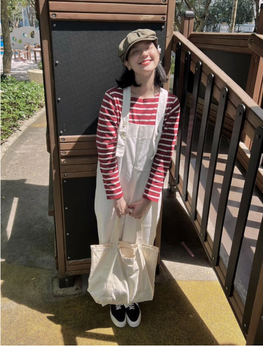 Ngay ngày đầu năm mới 2023, trên trang cá nhân hot girl Hải Tú đăng tải một khoảnh khắc tươi cười rạng rỡ kèm lời chúc đến mọi người: “Happy New Year 2023! Những điều tốt đẹp nhất sẽ đến với ai luôn mỉm cười! Tú xin chúc mọi người một năm mới tràn ngập tiếng cười và thật nhiều sức khoẻ!”.