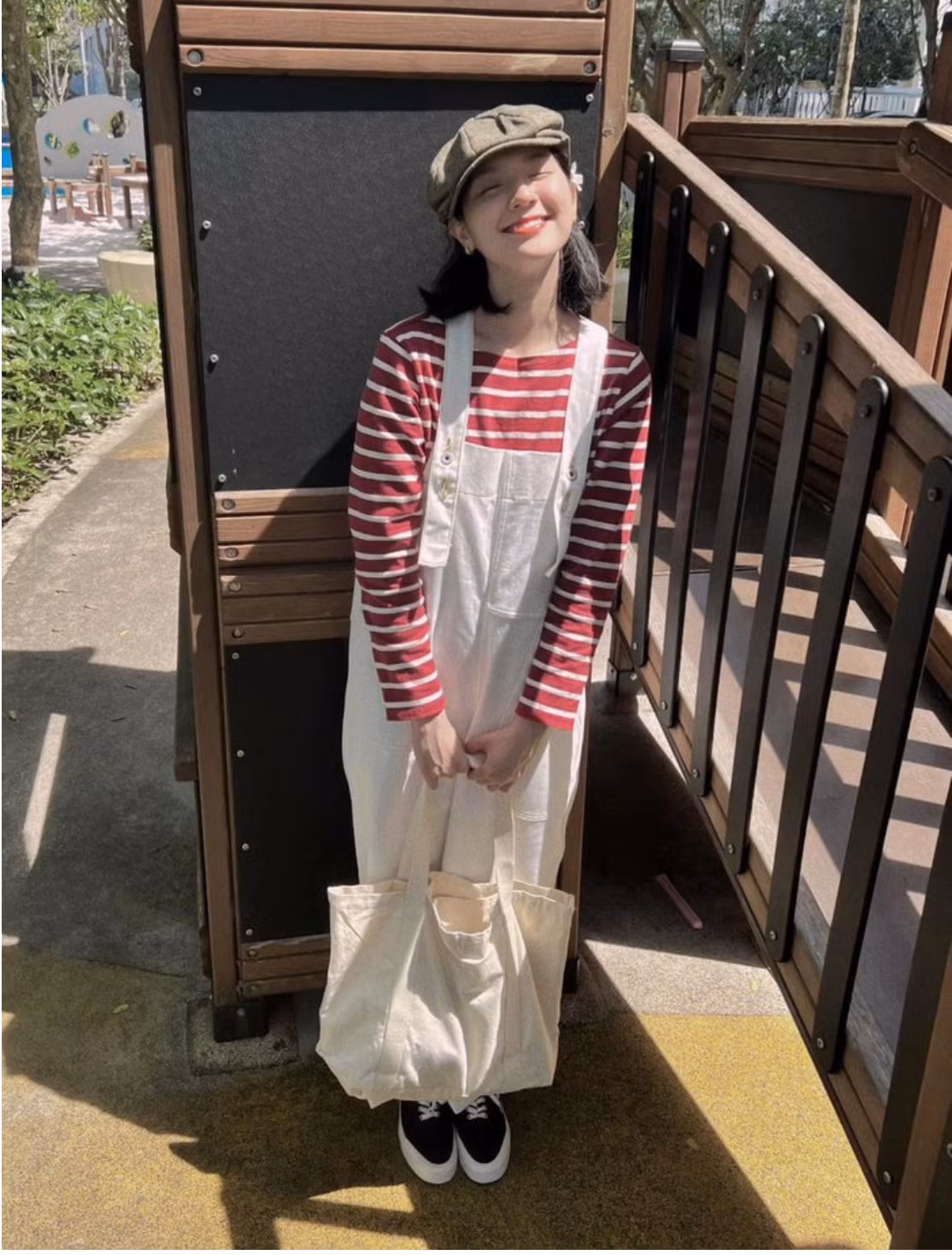 Ngay ngày đầu năm mới 2023, trên trang cá nhân hot girl Hải Tú đăng tải một khoảnh khắc tươi cười rạng rỡ kèm lời chúc đến mọi người: “Happy New Year 2023! Những điều tốt đẹp nhất sẽ đến với ai luôn mỉm cười! Tú xin chúc mọi người một năm mới tràn ngập tiếng cười và thật nhiều sức khoẻ!”.