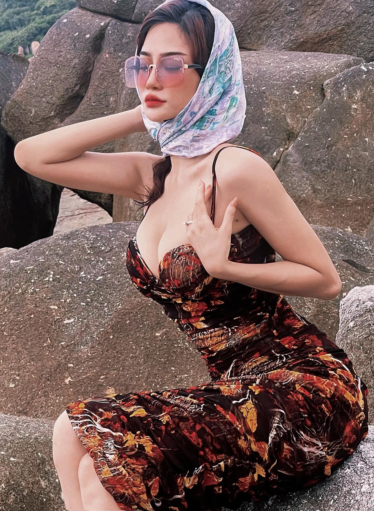 Gần đây người đẹp Quảng Ninh gây chú ý khi tung loạt ảnh khoe dáng trên ghềnh đá, lộ thân hình nuột nà, chuẩn chỉnh.