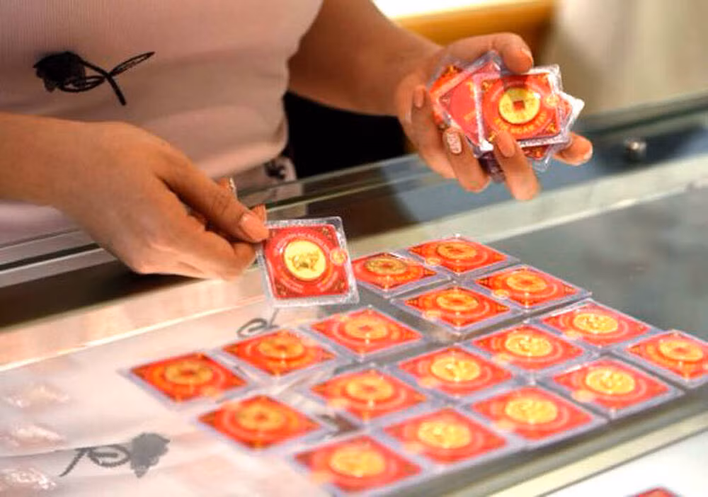 Theo quan niệm dân gian, mùng 10 tháng Giêng hằng năm là ngày vía Thần Tài. Sau những ngày Tết sum vầy bên gia đình chính là dịp để dân tình nô nức đi mua vàng để cầu cho một năm mới làm ăn phát tài.