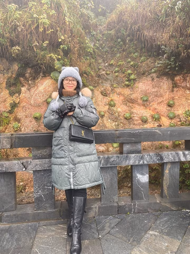 Không ít du lịch phải dừng lại chụp ảnh cùng sen đá trên con đường chinh phục Fansipan. Ảnh: Hiền Cathy