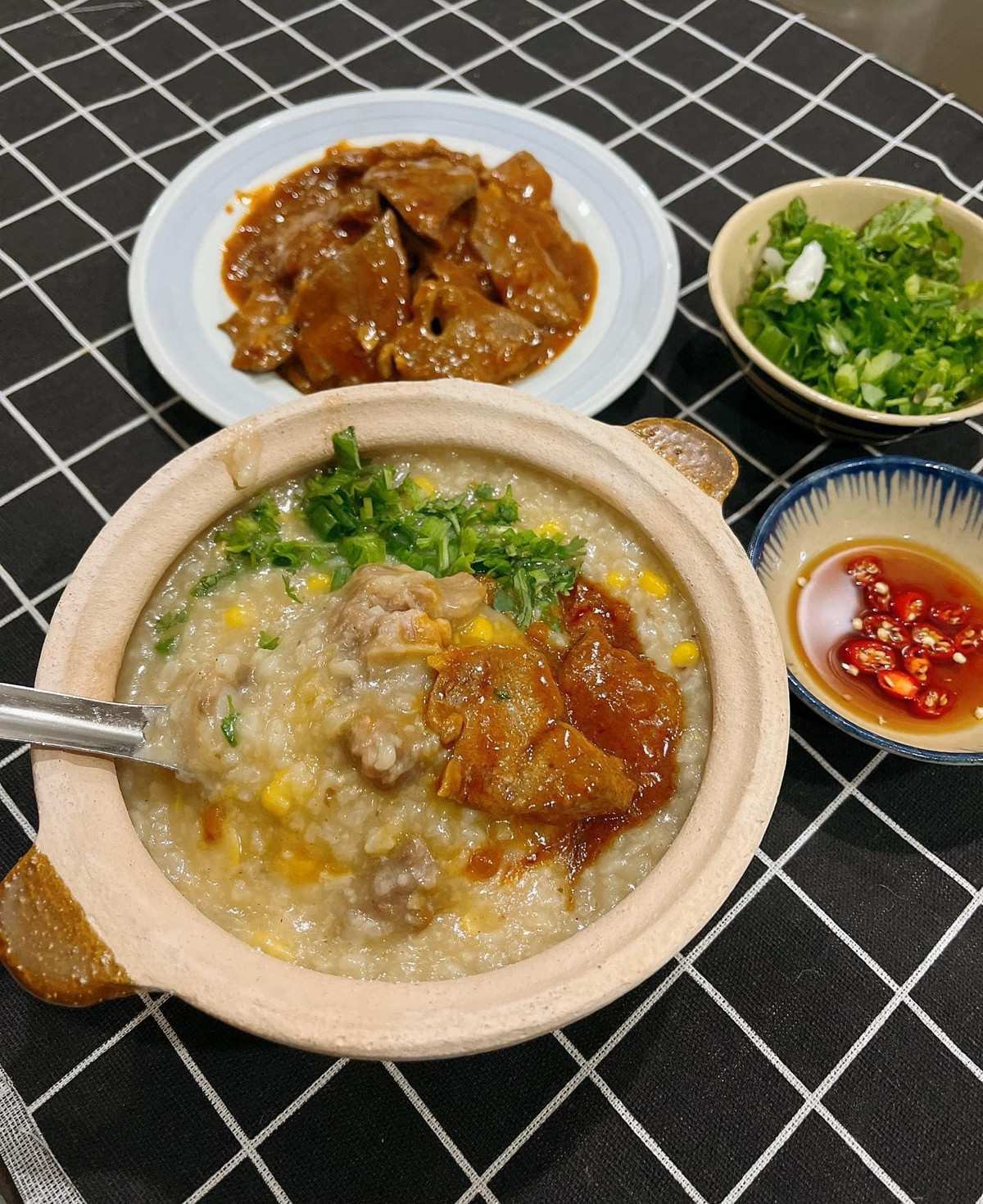 Thường thời gian hàng ngày sau khi dọn dẹp xong công việc buổi tối, cô sẽ chuẩn bị sơ chế đồ trước để sáng hôm sau nấu nhanh hơn.