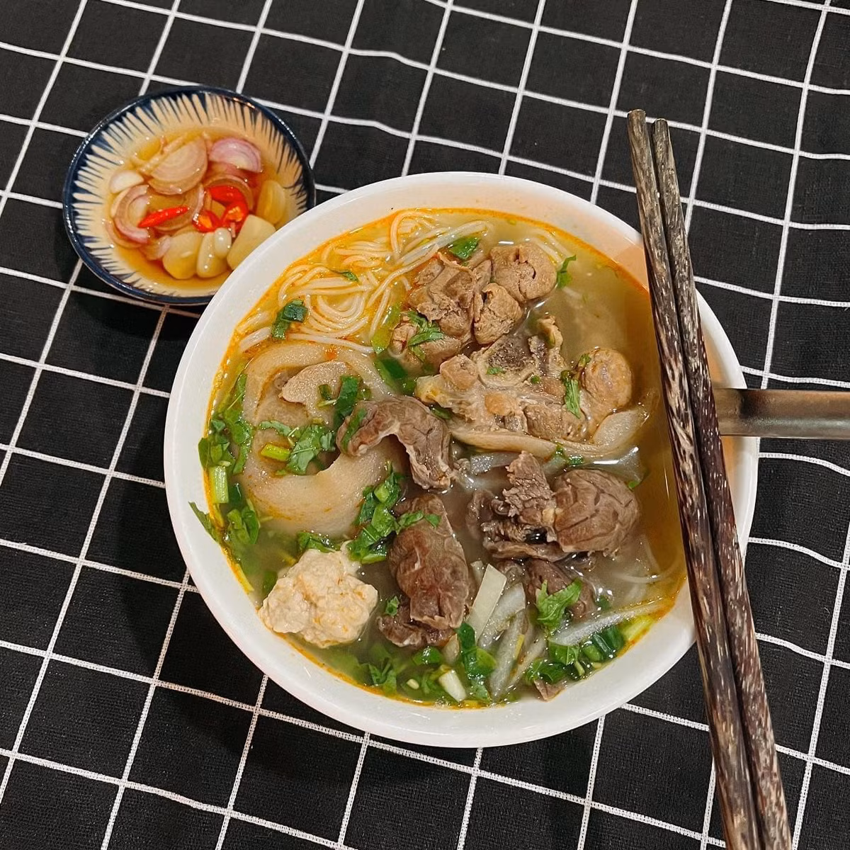  Bữa sáng là bữa ăn quan trọng nhất trong ngày, hiểu được điều đó cô gái tên Phương Thảo (sống ở Bắc Ninh) không ngại vất vả mà dậy sớm chuẩn bị bữa sáng tươm tất cho cả gia đình.