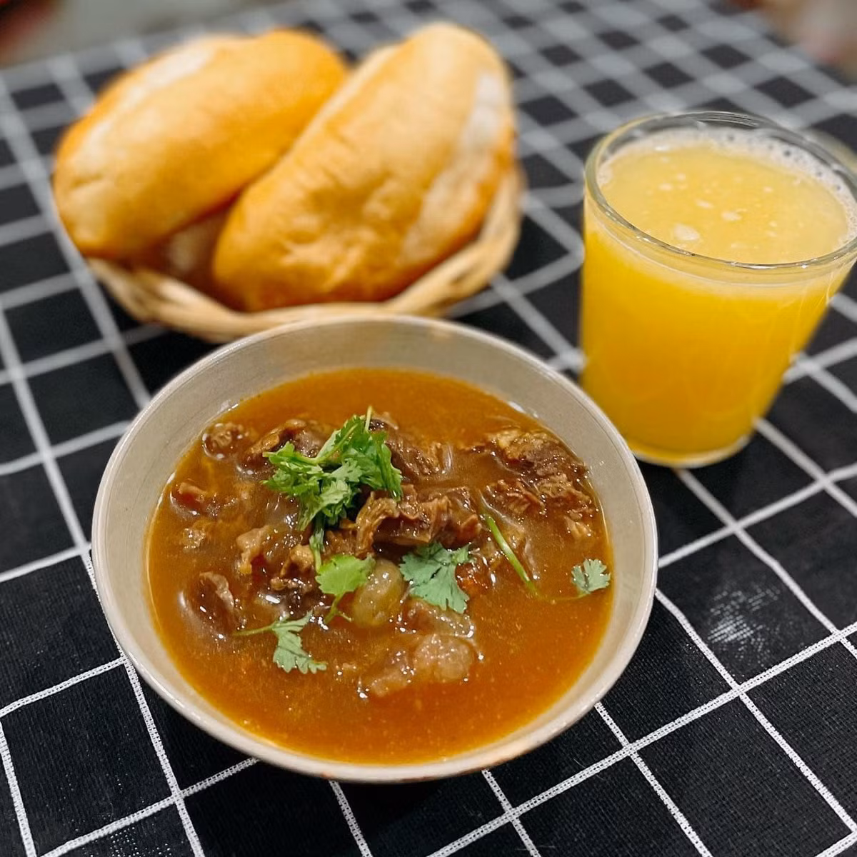 Công việc hàng ngày có bận đến mấy thì mẹ đảm này vẫn dành thời gian nấu những bữa sáng đầy dinh dưỡng cho gia đình.