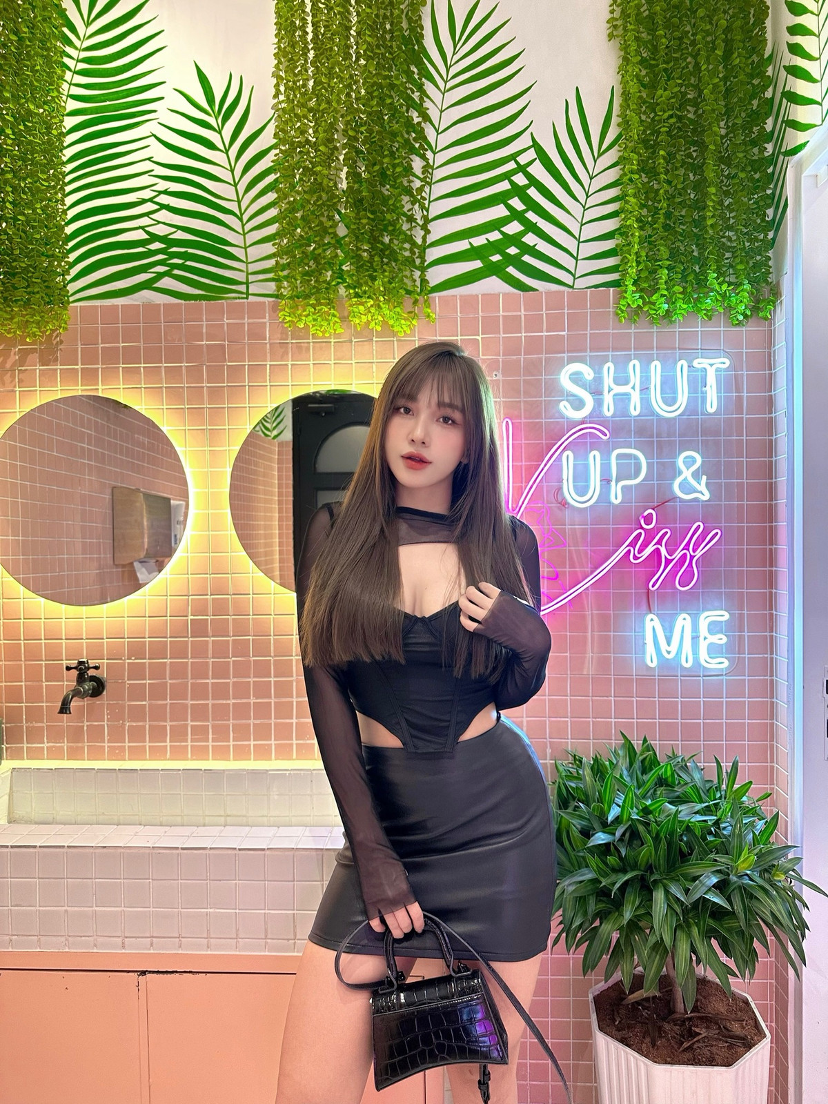 Gia Hân từng tiết lộ Hoàng Đức từng "tán" cô trên mạng 4 tháng không đổ. Sau đó, chàng cầu thủ đã bay vào Nam tiếp tục... "tấn công".