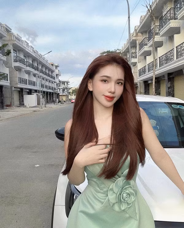 Nhờ công việc kinh doanh phát triển thuận lợi, hồi tháng 4/2022, bạn gái cầu thủ Hoàng Đức gây bất ngờ khi tự tặng bản thân chiếc “xế hộp” trị giá 800 triệu đồng nhân dịp sinh nhật tuổi 25.