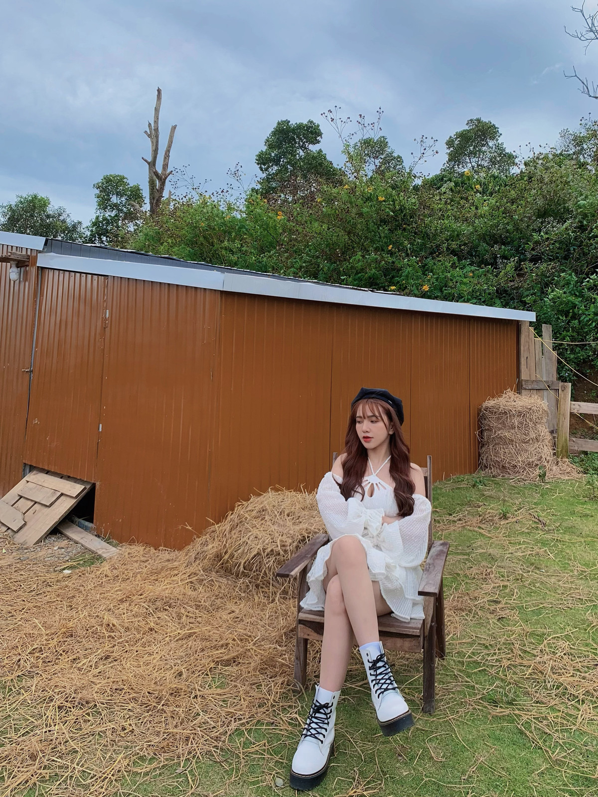 Nếu như Hoàng Đức được biết đến là "nam thần" của tuyển Việt Nam thì bạn gái cũng là hot girl có tiếng trên mạng xã hội. Instagram của Gia Hân đang sở hữu hơn 100 ngàn lượt theo dõi.