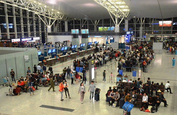 Trái với ý kiến trên, có luồng ý kiến cho rằng du lịch vào dịp Tết làm mất đi giá trị truyền thống, đây là thời điểm hiếm hoi để trở về với gia đình.