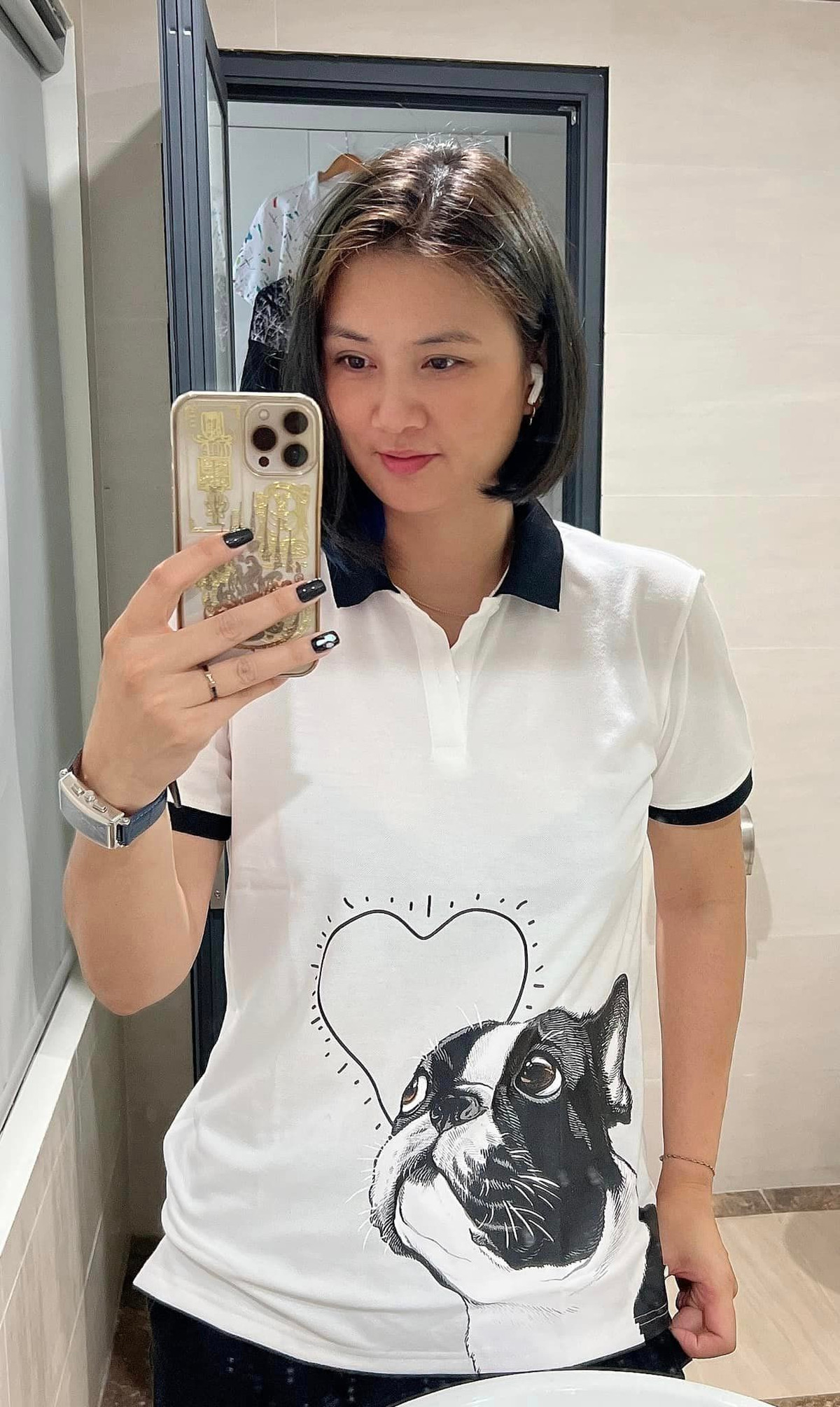 Trên trang cá nhân Kim Huệ thường xuyên chia sẻ hình ảnh bản thân, cô chăm chỉ khoe dáng với trang phục cắt xẻ hay bikini táo bạo.