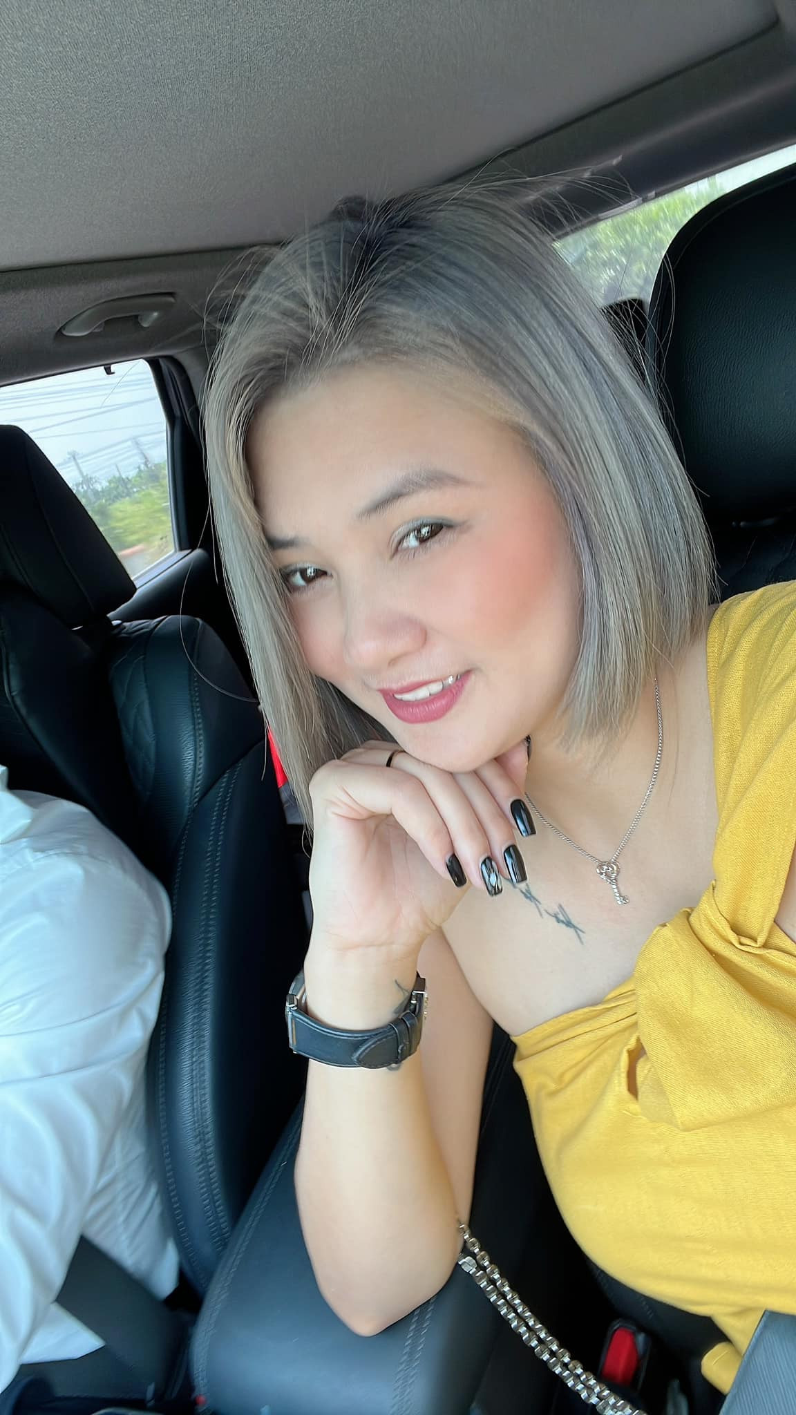 Cô thường chọn trang phục nhẹ nhàng, kín đáo khi đi chơi, cafe cùng bạn bè...