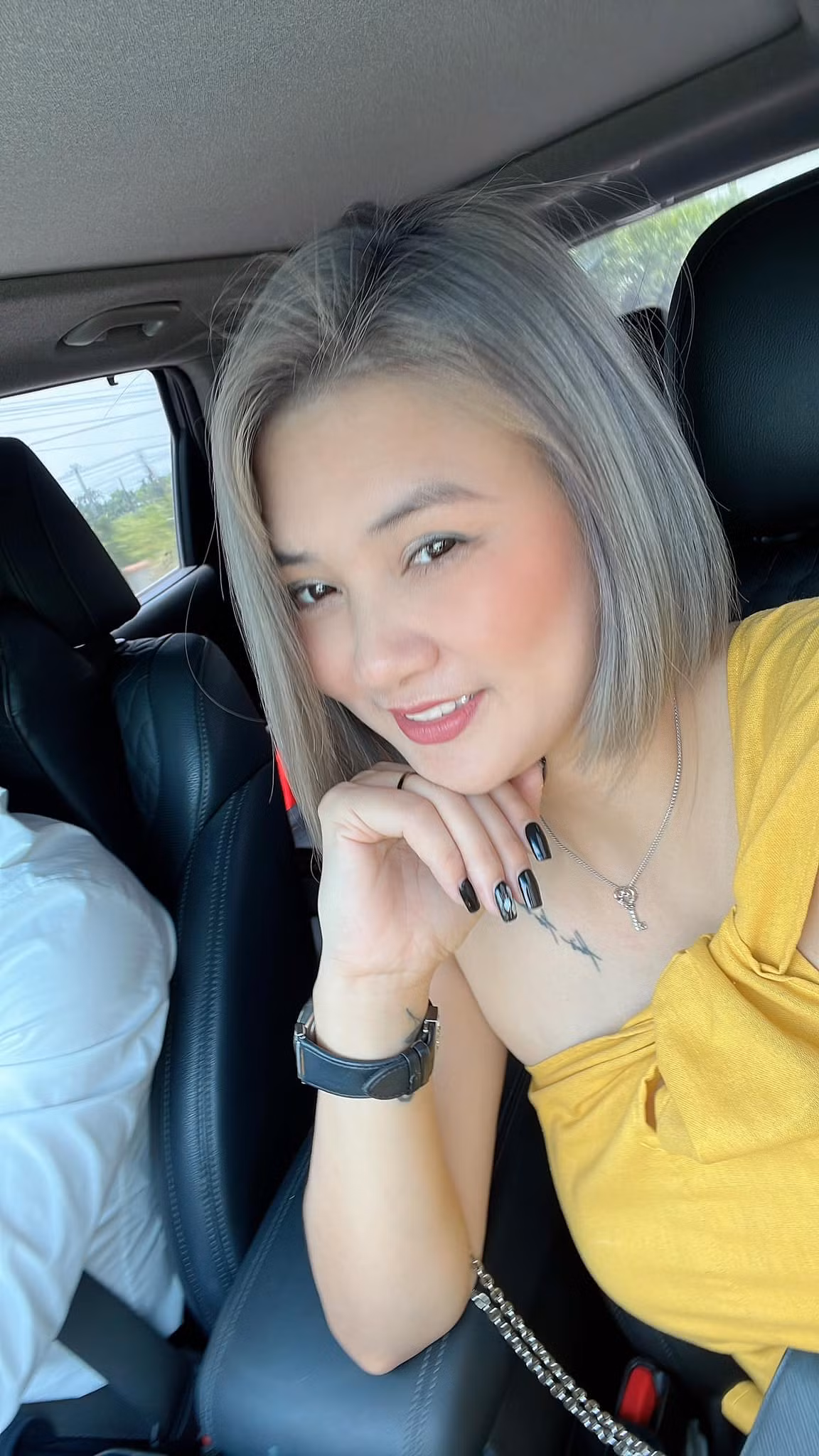 Cô thường chọn trang phục nhẹ nhàng, kín đáo khi đi chơi, cafe cùng bạn bè...